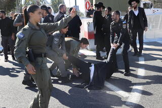 עימותים בין משטרה למפגינים חרדים בזמן גיוס חרדים בבקו"ם