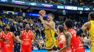 רומן סורקין מוקף בשחקני הפועל העמק