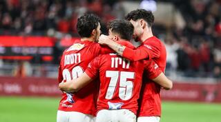 שחקני הפועל תל אביב חוגגים