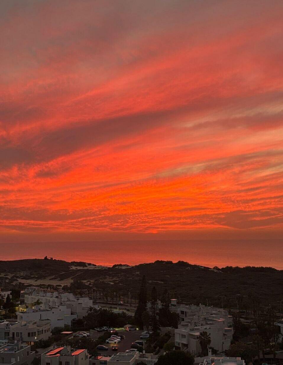 Red skies over Ashkelon (Photo: Hili David) שקיעה אדומה באשדוד
