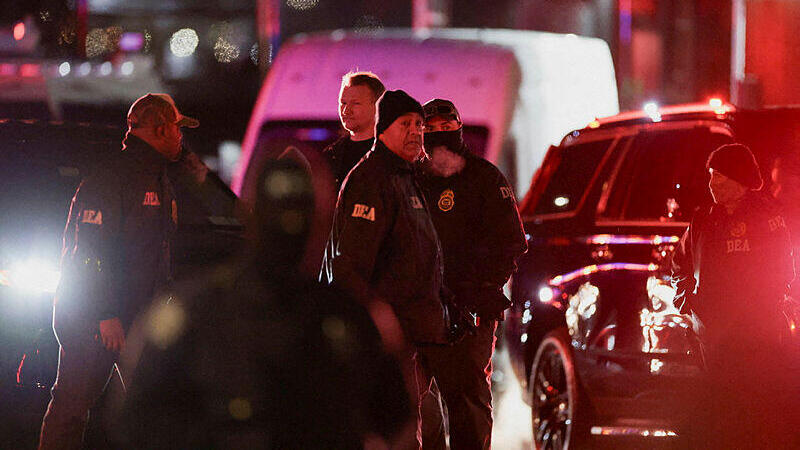 אנשי המנהל לאכיפת הסמים בניו יורק אחרי נחיתת מדורו