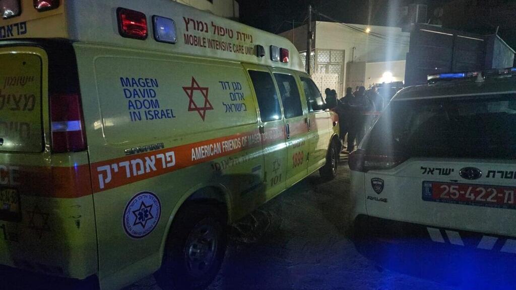 На месте убийства в Нацерете (Фото: оперативная съемка МАДА) אירוע ירי בנצרת