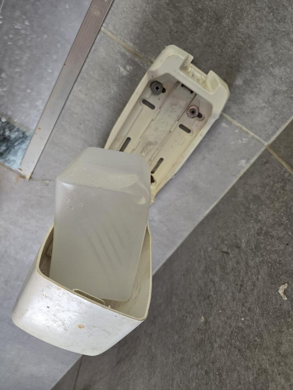 Туалет на АЗС "Паз" (Фото: адвокат Йохай Гева) Туалет на АЗС "Паз"