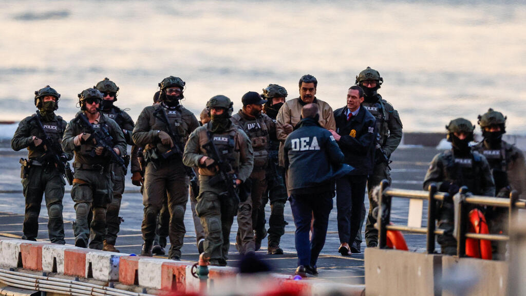 נשיא ונצואלה המודח ניקולס מדורו מובל ל בית משפט ב מנהטן ניו יורק ארה"ב