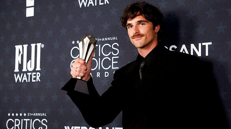 Jacob Elordi poses with the Best Supporting Actor award at Critics Choice Awards, 2026 