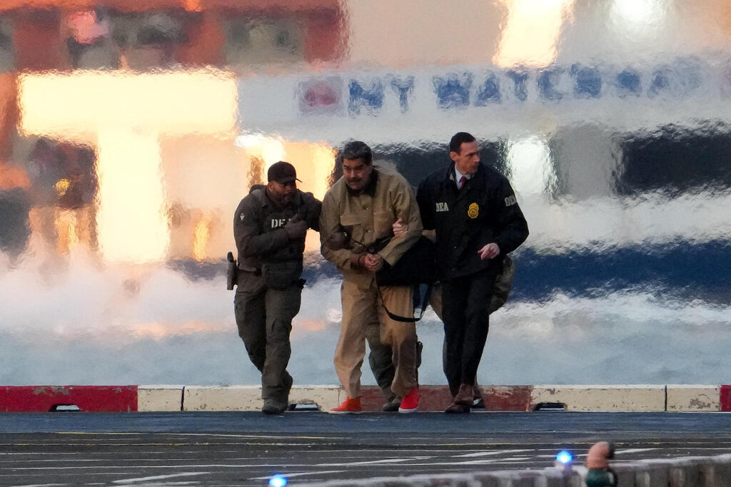 נשיא ונצואלה המודח ניקולס מדורו מובל ל בית משפט ב מנהטן ניו יורק ארה"ב