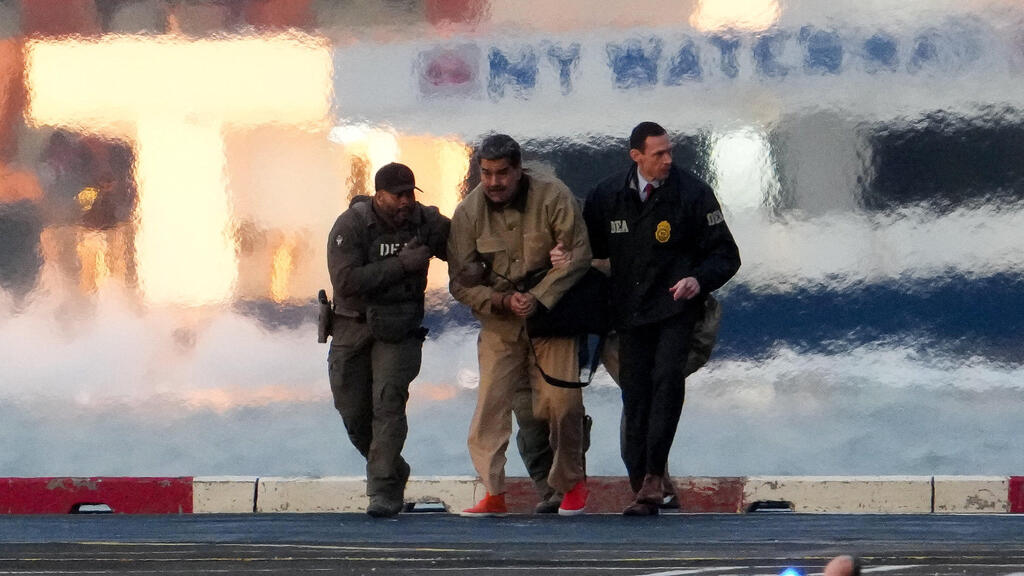 נשיא ונצואלה המודח ניקולס מדורו מובל ל בית משפט ב מנהטן ניו יורק ארה"ב