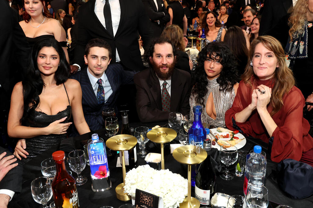 Odessa A'zion, Josh Safdie, Timothée Chalamet and Kylie Jenner at the Critics' Choice Awards (Photo: Phillip Faraone/Getty Images for FIJI Water) ג'ניפר ונדיטי, אודסה א'זיון, ג'וש ספדי, טימותי שאלאמה וקיילי ג'נר בטקס פרסי המבקרים, 2026