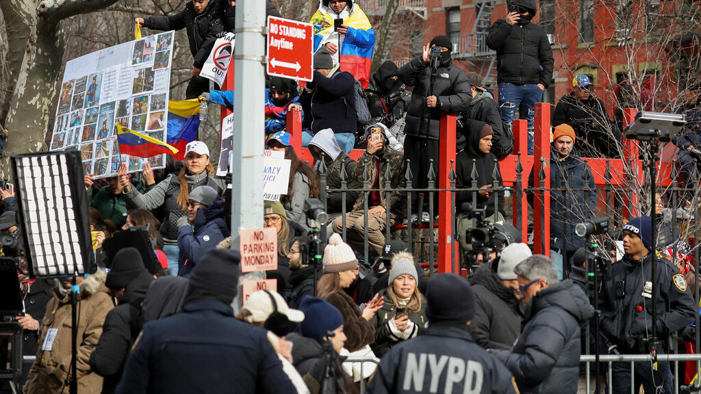 ארה"ב ניו יורק מפגינים מוחים מחוץ ל בית המשפט שבו הובא בפני שופט נשיא ונצואלה המודח ניקולס מדורו