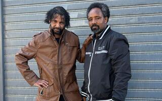 ברקת (ברקי) טדסה עם המעיל החום ובן דודו טוספו גברטסאה