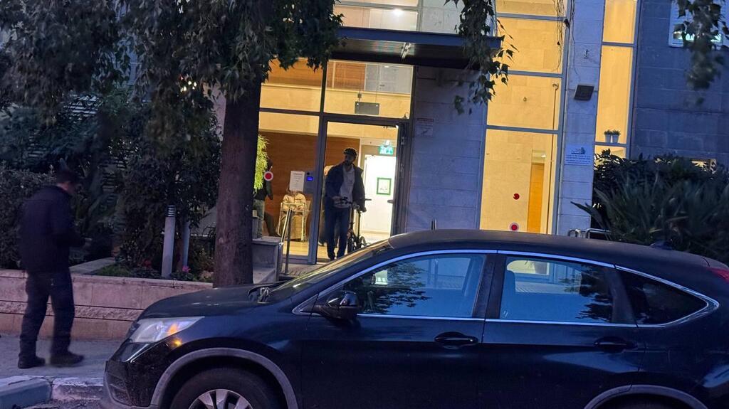 כוחות משטרה בזירת הרצח בפרדס חנה