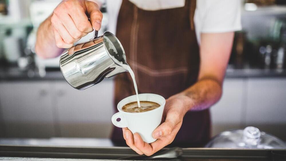 בריסטה מכין קפה