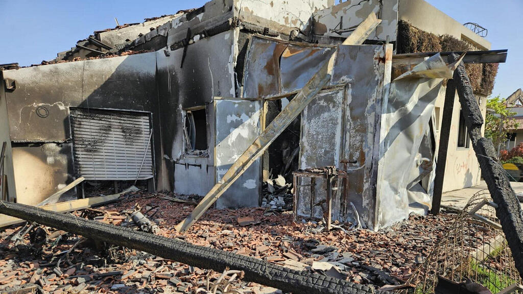Destruction from October 7 in Kibbutz Be'eri (Photo: Micha Brickman) ההרס בבית משפחת דבורי בקיבוץ בארי