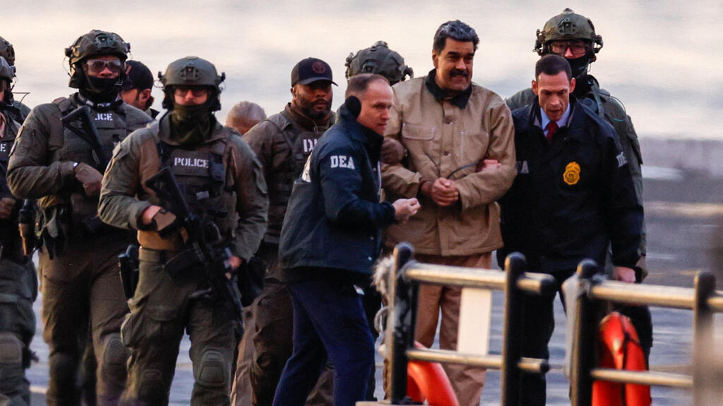 נשיא ונצואלה המודח ניקולס מדורו מובל ל בית משפט ב מנהטן ניו יורק ארה"ב