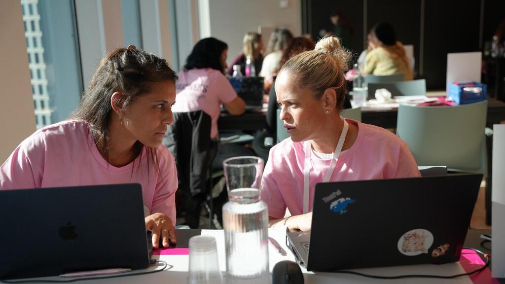 The winners Yifat Davidi and Maya Glickman (Photo: Amit Shalev) האקתון LifeHack של "אחת מתשע"