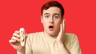 אבזרי מין לגברים. "קיים כאן איום על מיתוס, לפיו 'גבר-גבר' לא זקוק לעזרים כדי ליהנות ממין"