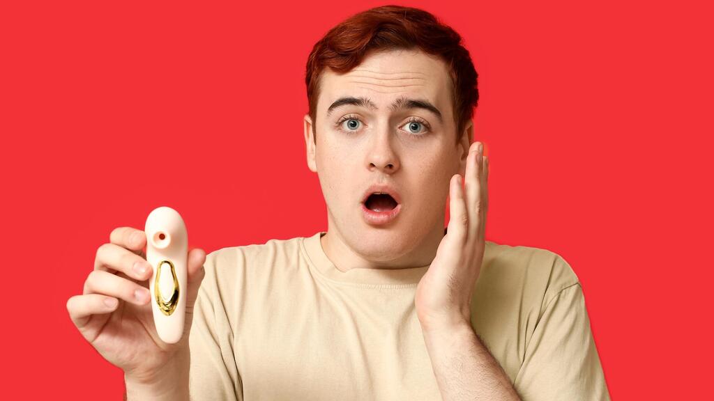 אבזרי מין לגברים. "קיים כאן איום על מיתוס, לפיו 'גבר-גבר' לא זקוק לעזרים כדי ליהנות ממין"