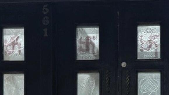 צלבי הקרס על מבנה בית הכנסת