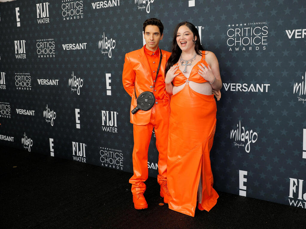 A tribute to Kylie Jenner and Timothée Chalamet: Megan Stalter and Paul W. Downs (Photo: REUTERS/Mike Blake) מייגן סטלטר ופול וו דאונס בטקס פרסי המבקרים, 2026