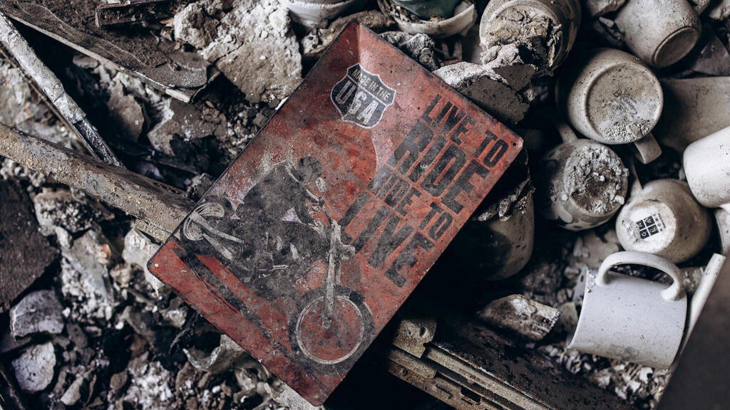 ההרס בבית משפחת דבורי בקיבוץ בארי