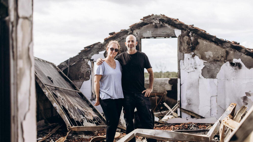  יוגב ויעל דבורי בביתם השרוף שיישאר לעמוד בבארי