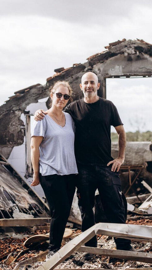  יוגב ויעל דבורי בביתם השרוף שיישאר לעמוד בבארי