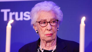 אווה שלוס. בת 96 במותה