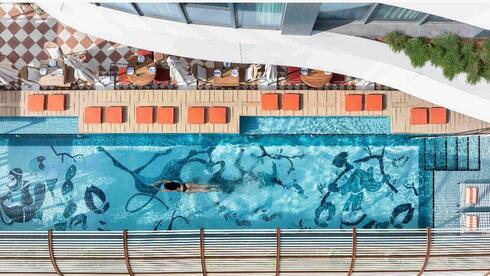 הבריכה שעל גג המלון