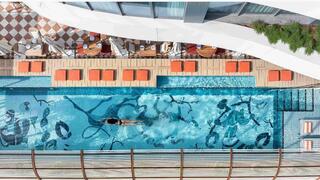 הבריכה שעל גג המלון