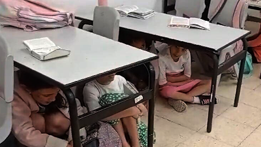 Дети прячутся под партами во время ракетной тревоги в одной из израильских школ (Фото: Алекс Коломойский) ביג מבקר המדינה המבקר חינוך מיגון