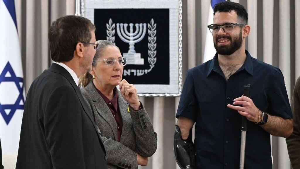 רס"ן יהונתן ערמוני במשכן הנשיא עם הנשיא הרצוג ורעייתו מיכל