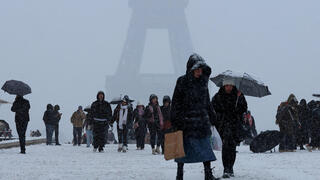 שלג ב פריז צרפת