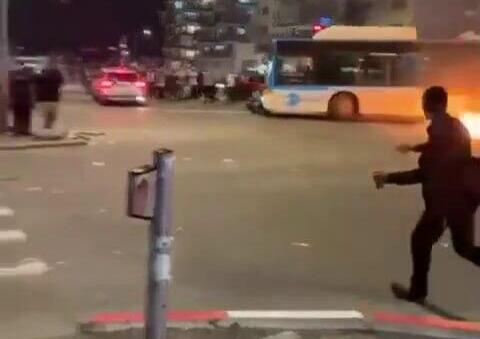 נהג אוטובוס דורס מפגינים בעצרת החרדים נגד הגיוס בירושלים