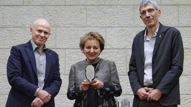 פרופסור אווה אילוז מקבלת פרס מפעל חיים באוניברסיטה העברית