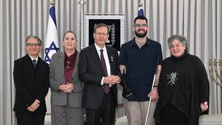 רס"ן יהונתן ערמוני והוריו במשכן הנשיא עם הנשיא הרצוג ורעייתו מיכל