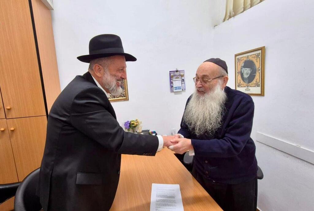 Shas leader Aryeh Deri and Shas Council of Torah Sages member Rabbi Moshe Maya יו"ר ש"ס הרב אריה דרעי במעונו של זקן מועצת חכמי התורה, רבי משה מאיה שליט״א