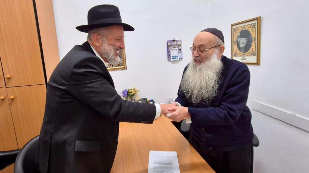 Rabbi Moshe Maya, a senior member of Shas’ Council of Torah Sages and Shas party head Arye Deri יו"ר ש"ס הרב אריה דרעי במעונו של זקן מועצת חכמי התורה, רבי משה מאיה שליט״א