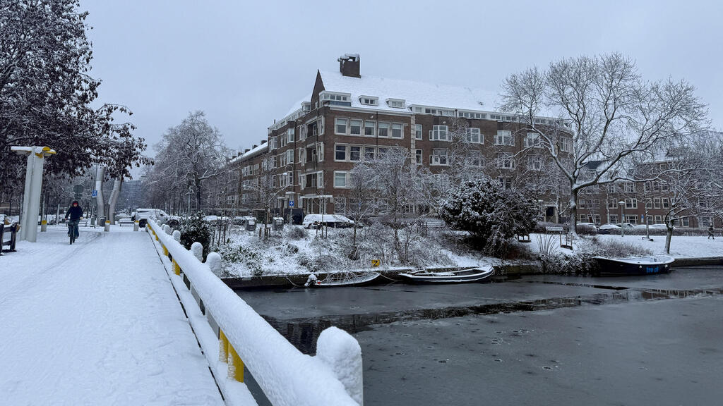 שלג ב אמסטרדם הולנד