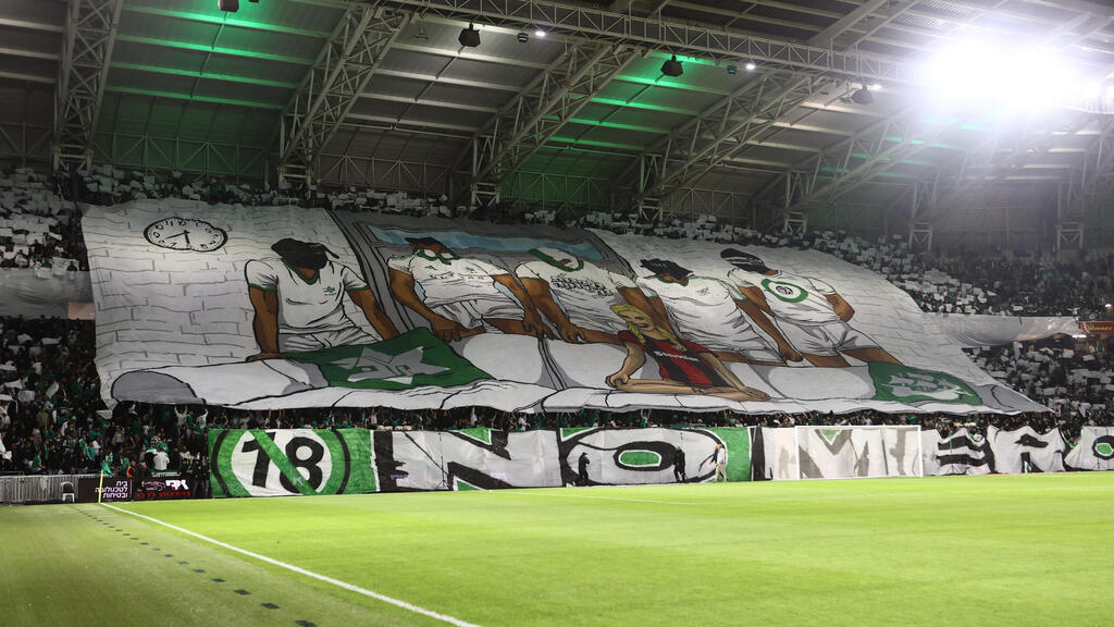 Транспарант болельщиков "Маккаби" (Хайфа) (Фото: Гиль Нахуштан) דגל הפריסה של אוהדי מכבי חיפה