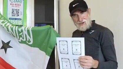 שליח חב"ד ינקי רובין עם ספר התניא בסומלילנד