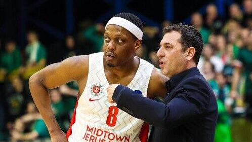 שחקן הפועל ירושלים  קסיוס ווינסטון עם יונתן אלון