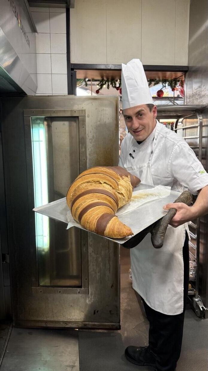The giant croissant (Photo: Sapir Gordo) הקרואסון הגדול