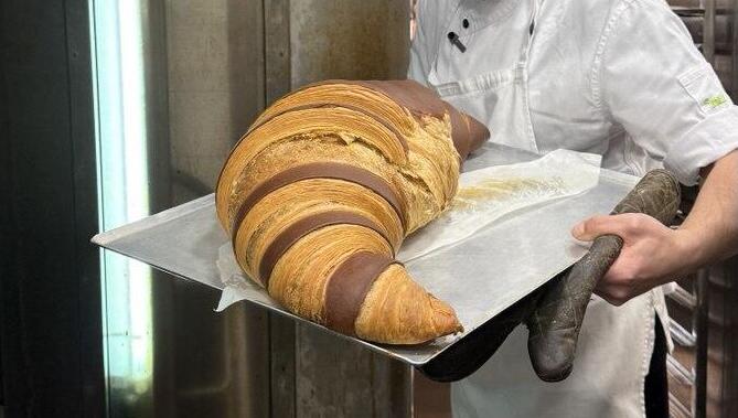 חצי מטר, 2 קילו, 420 ש': קרואסון ענק משגע את הרשת