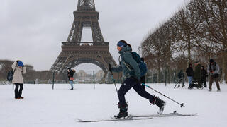 אירופה גל קור צרפת פריז שלג מגדל אייפל סקי