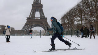 אירופה גל קור צרפת פריז שלג מגדל אייפל סקי