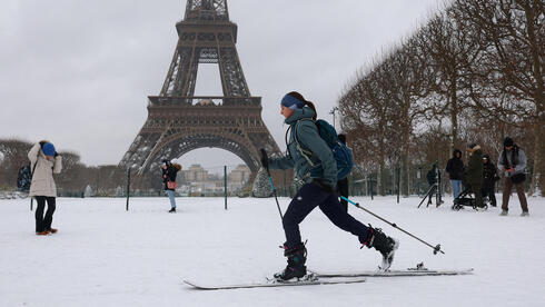 אירופה גל קור צרפת פריז שלג מגדל אייפל סקי