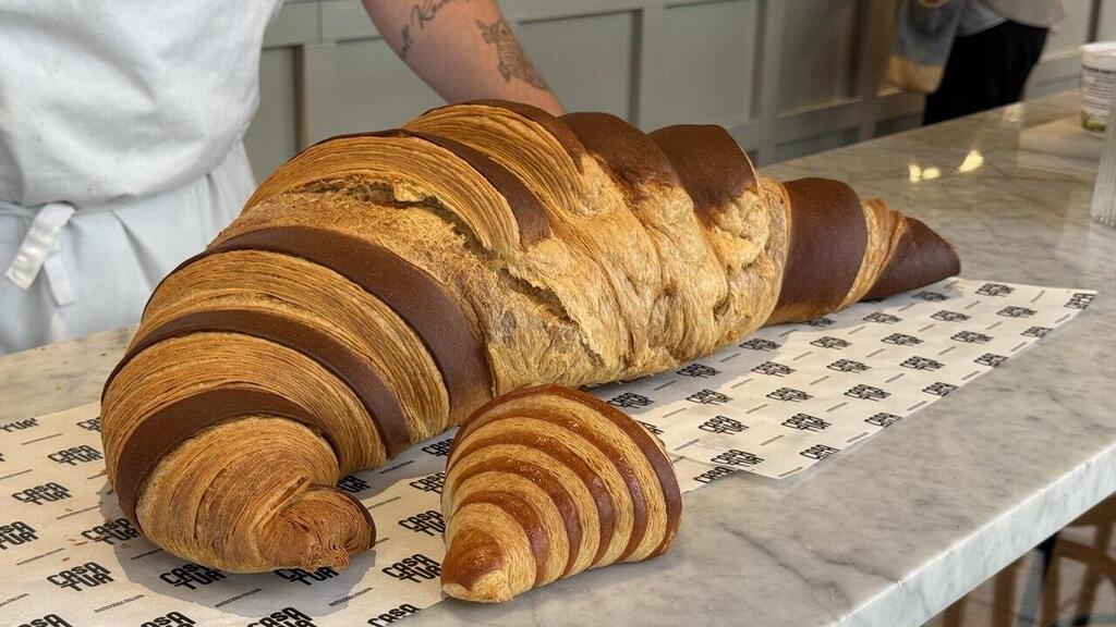 The giant croissant (Photo: Sapir Gordo) הקרואסון הגדול