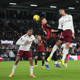 מוליכת הפרמייר ליג ארסנל במשחק חוץ נגד בורנמות', בשבת