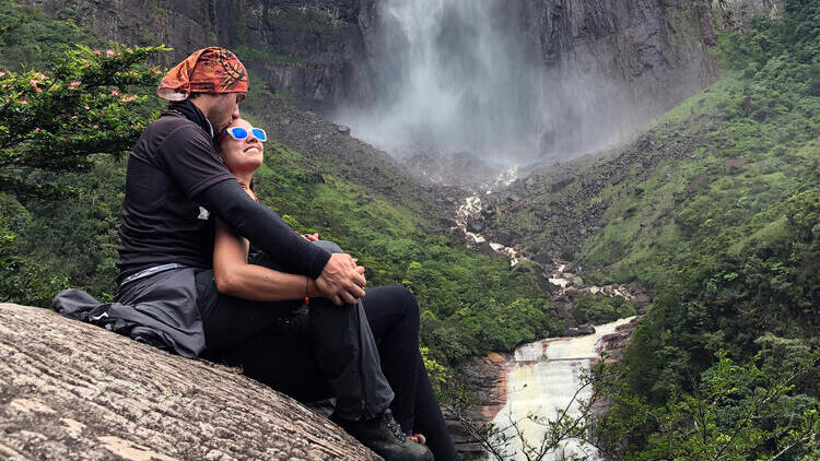 זוג מטיילים למרגלות מפל אנג׳ל 