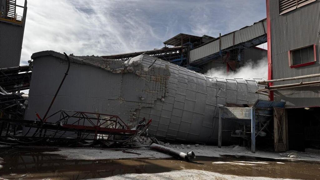 Collapse of part of the Phoenicia Glass Works plant in Yeruham Collapse of part of the Phoenicia Glass Works plant in Yeruham